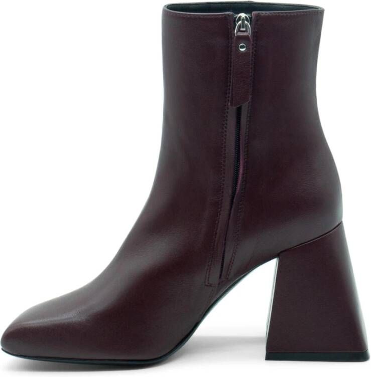 Vic Matié Minimalistische enkellaars Ming in Bordeaux Brown Dames