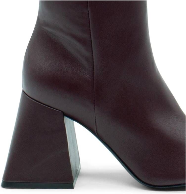 Vic Matié Minimalistische enkellaars Ming in Bordeaux Brown Dames