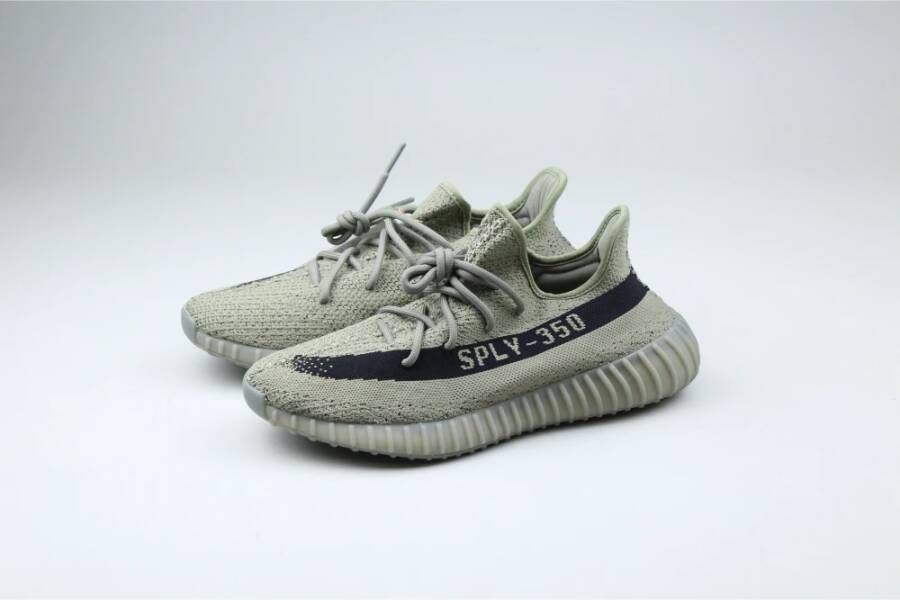 Yeezy Neutrale Tinten Lifestyle Sneakers Graniet Stijl Gray Dames