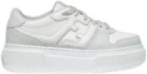 Fendi Grijze leren vetersneakers met witte details White Dames