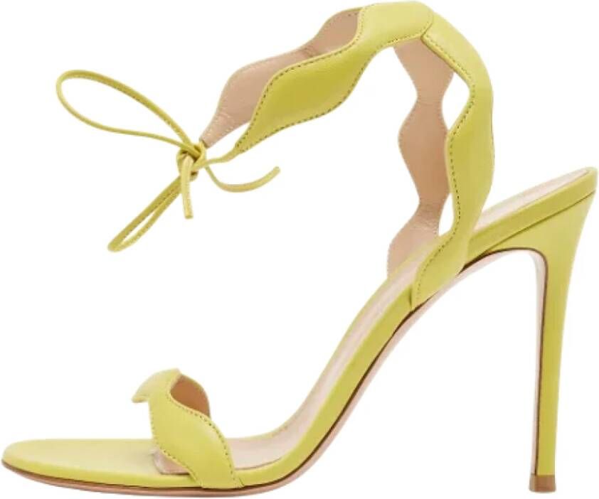 Gianvito Rossi Pre-owned Leather sandals Yellow Dames