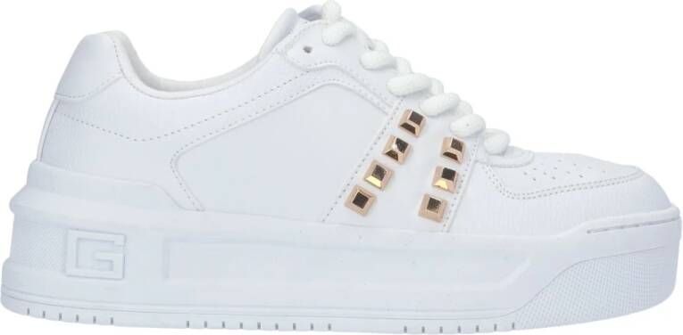 Guess Witte damesschoenen met gouden logo en studs White Dames