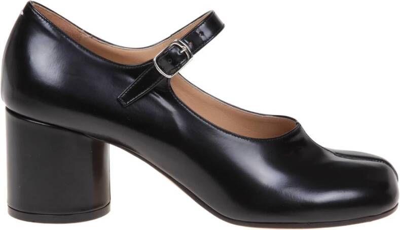 Maison Margiela Zwarte Pumps van Geborsteld Kalfsleer met Iconische Tabi Snit Black Dames