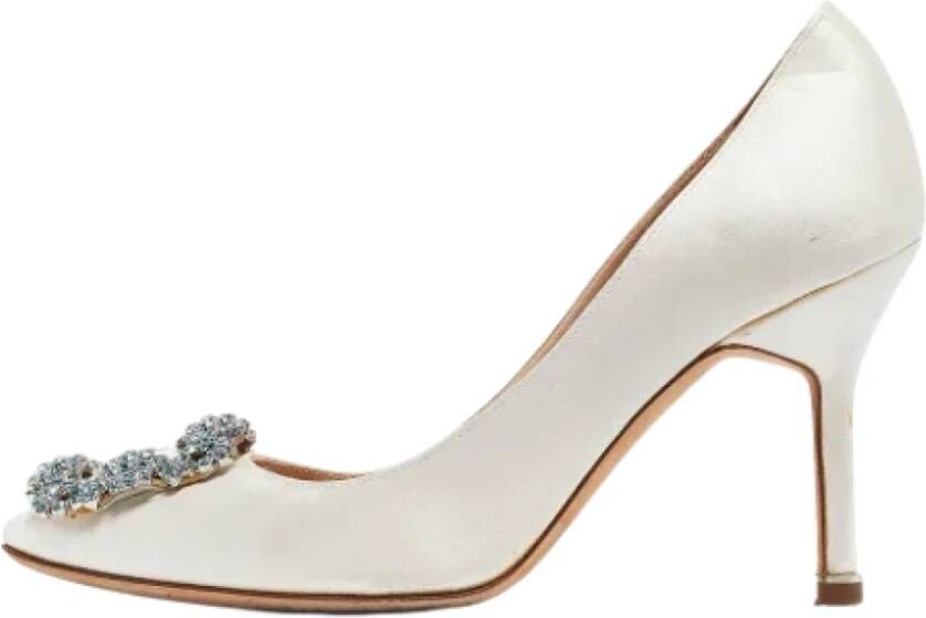 Manolo Blahnik Pre-owned Satin heels White Dames