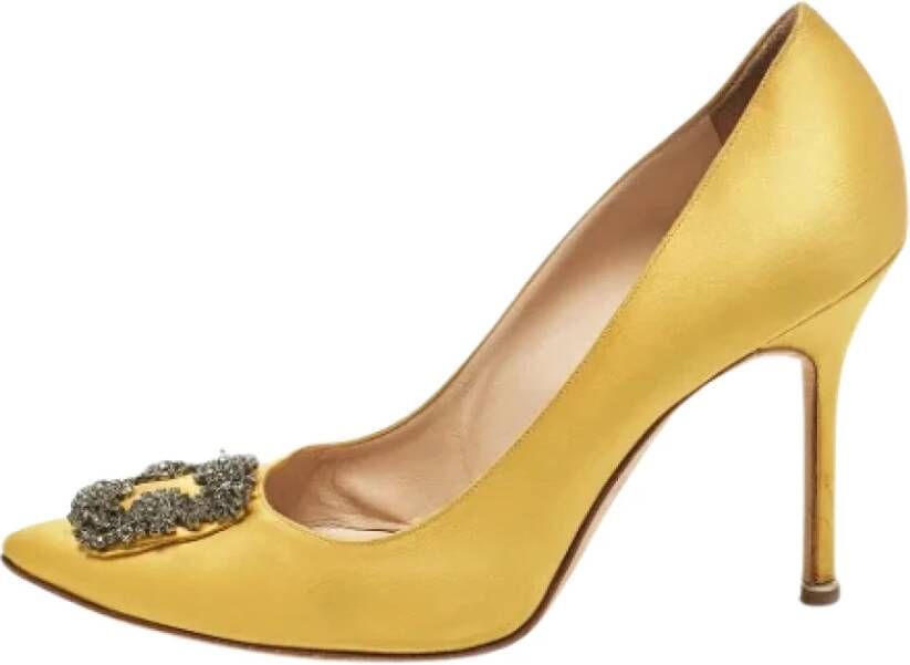 Manolo Blahnik Pre-owned Satin heels Yellow Dames