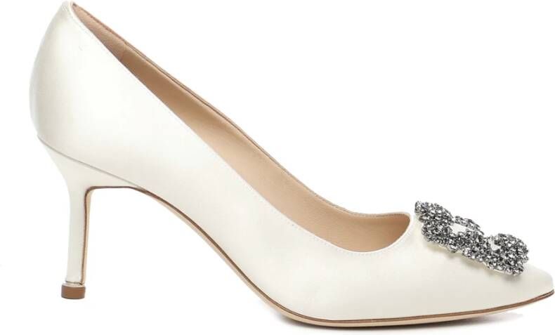 Manolo Blahnik Witte Satijnen Pumps met Kristallen Gesp White Dames