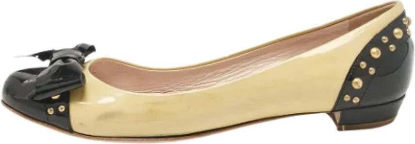 Miu Pre-owned Leather flats Yellow Dames