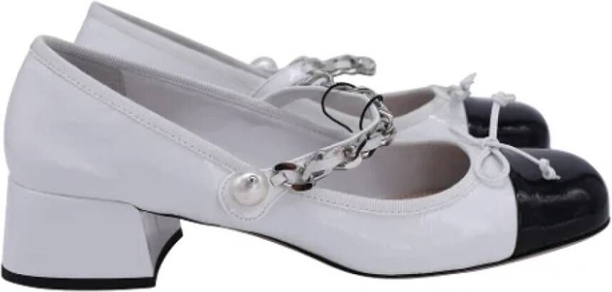 Miu Pre-owned Leather sandals White Dames