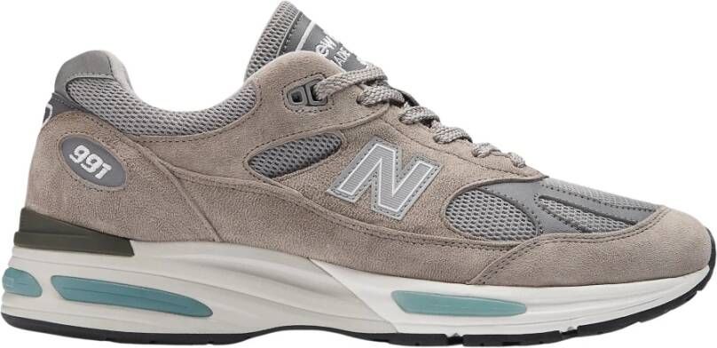 New Balance "Grijze Leren Sneakers met Reflecterende Details" Grijs