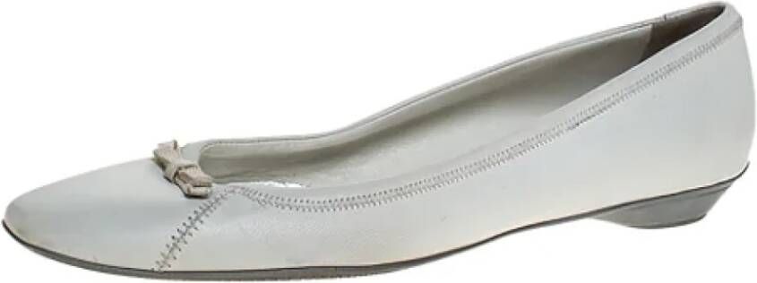 Prada Vintage Pre-owned Leather flats White Dames