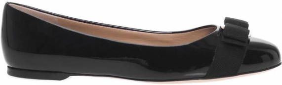 Salvatore Ferragamo Zwarte Ballerina`s met Patentleren Voorkant Strik Black Dames