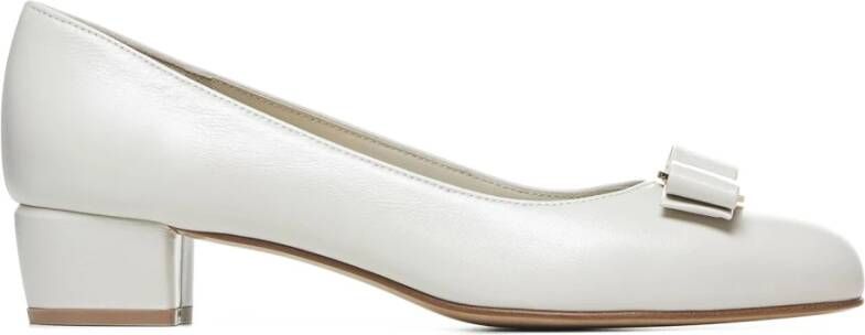 Salvatore Ferragamo Ivoorleren Pumps met Strik Beige Dames