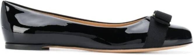 Salvatore Ferragamo Zwarte Ballerina`s met Patentleren Voorkant Strik Black Dames