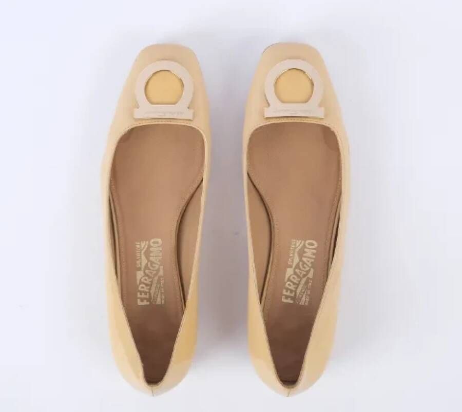 Salvatore Ferragamo Pre-owned Leather flats Beige Dames