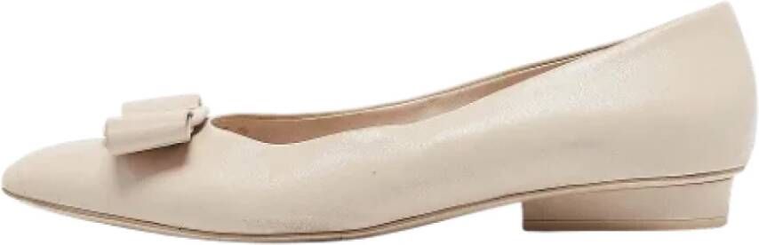 Salvatore Ferragamo Pre-owned Leather flats Beige Dames