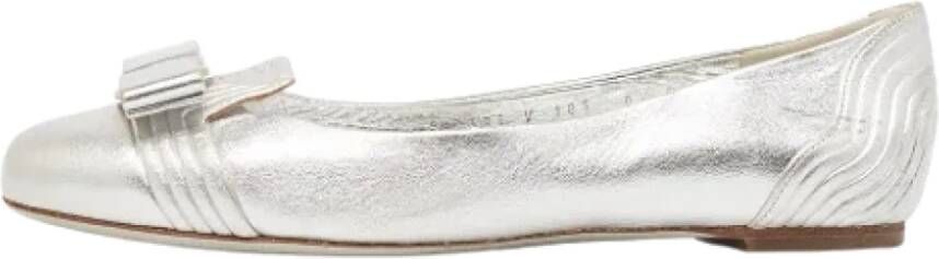 Salvatore Ferragamo Pre-owned Leather flats Gray Dames