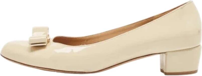 Salvatore Ferragamo Pre-owned Leather heels Beige Dames