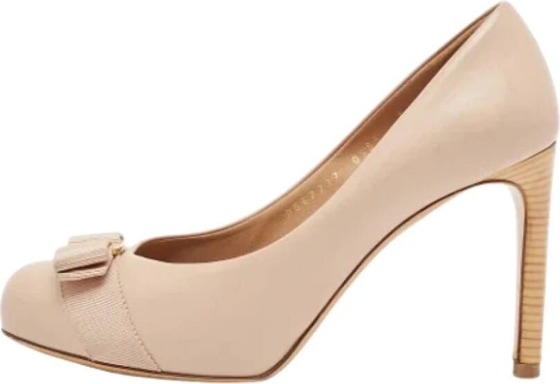 Salvatore Ferragamo Pre-owned Leather heels Beige Dames