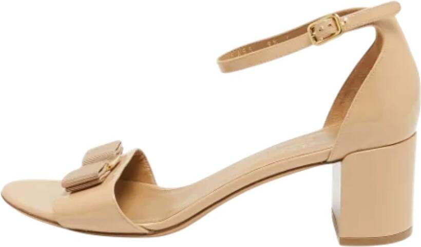 Salvatore Ferragamo Pre-owned Leather sandals Beige Dames