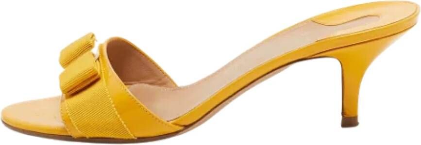 Salvatore Ferragamo Pre-owned Leather sandals Yellow Dames