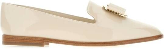 Salvatore Ferragamo Stijlvolle Loafers voor Mannen Beige Dames