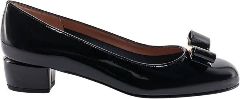 Salvatore Ferragamo Zwarte Pumps met Iconische Vara-strik Black Dames