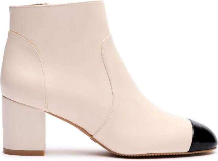 Stuart Weitzman Stijlvolle Enkellaars met Amandelvormige Neus Beige Dames