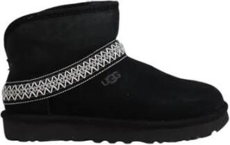 UGG Vachtlaarzen Dames Classic Mini Crescent Maat: 41 Materiaal: Suède Kleur: Zwart