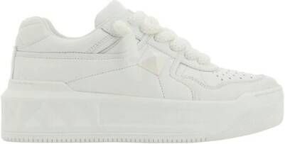 Valentino Garavani Gestudeerde Leren Sneakers met Gestructureerde Zool White Dames