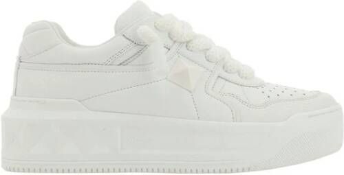 Valentino Garavani Gestudeerde Leren Sneakers met Gestructureerde Zool White Dames