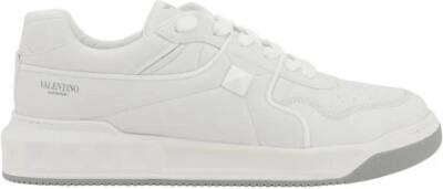 Valentino Garavani Studded Leren Sneakers met reliëf details White Heren