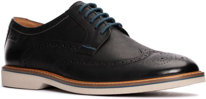 Clarks Schoenen met perforatie AtticusLTLimit met modieuze vleugelneus halfhoge schoen veterschoen