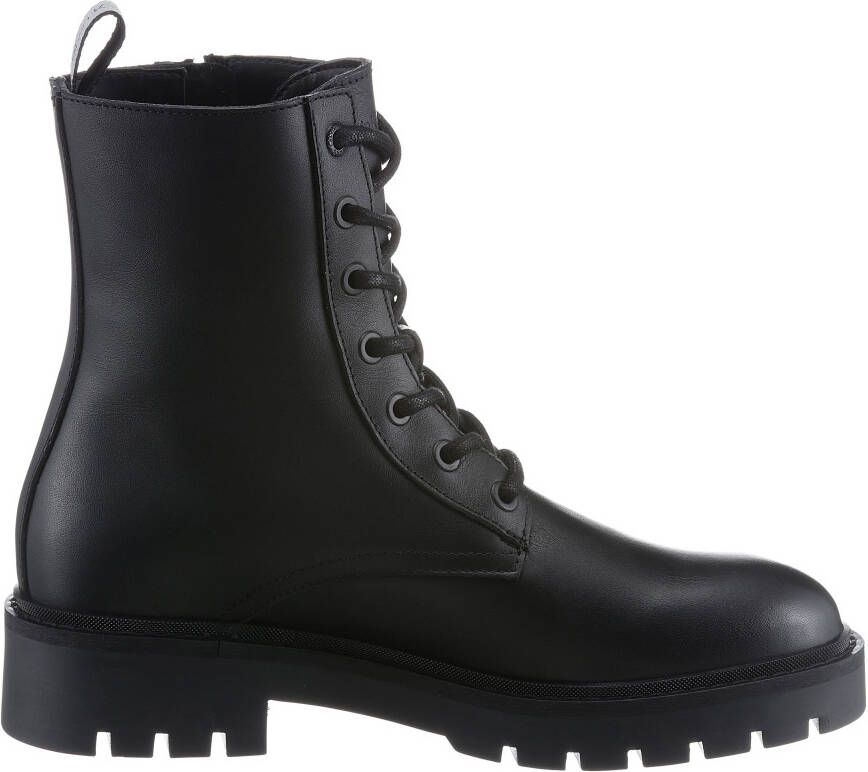 Calvin Klein Veterlaarsjes COMBAT MID LACEUP BOOT ZIP WN met logo-opschrift opzij