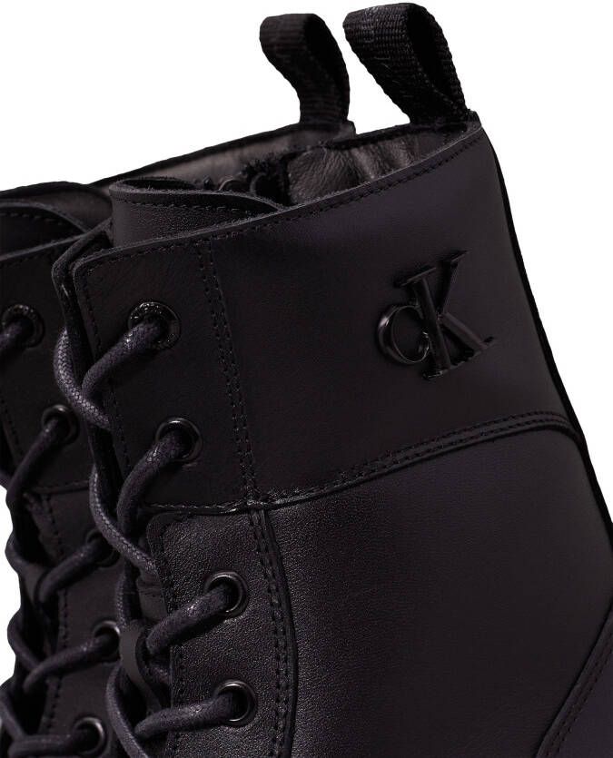 Calvin Klein Veterschoenen COMBAT BOOT MID ZIP LTH IN CALF blokhak veterschoen enkellaars met zij ck-sieraad