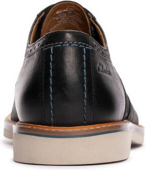 Clarks Schoenen met perforatie AtticusLTLimit met modieuze vleugelneus halfhoge schoen veterschoen