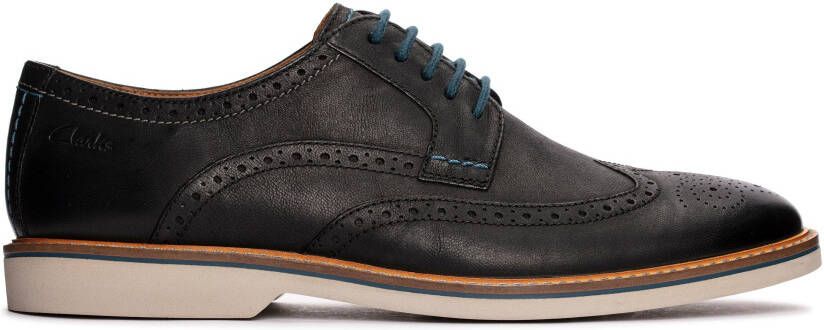 Clarks Schoenen met perforatie AtticusLTLimit met modieuze vleugelneus halfhoge schoen veterschoen