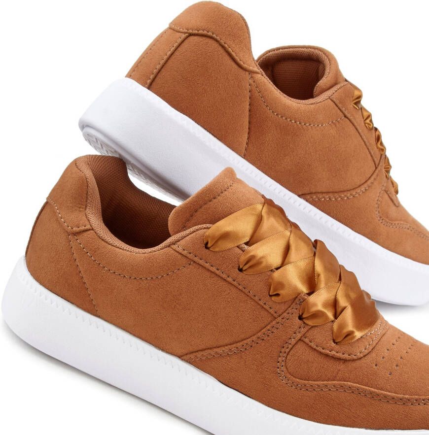 Lascana Sneakers Veterschoen ultralicht satijnen veters in retro-look VEGAN