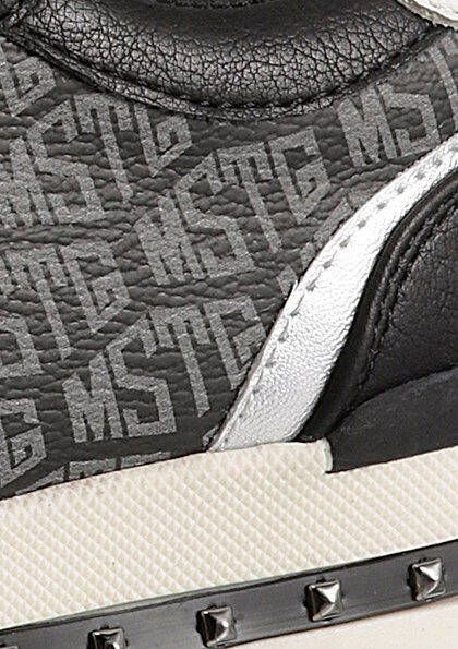 Mustang Shoes Plateausneakers met studsgarnering aan de loopzool