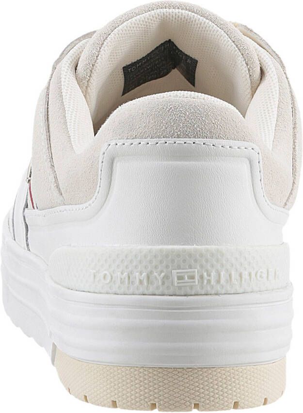 Tommy Hilfiger Plateausneakers SUEDE STRIPES BASKET LO met zijstrepen vrijetijdsschoen halfhoge schoen veterschoen