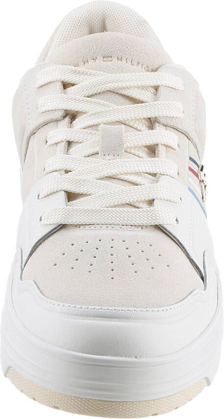 Tommy Hilfiger Plateausneakers SUEDE STRIPES BASKET LO met zijstrepen vrijetijdsschoen halfhoge schoen veterschoen