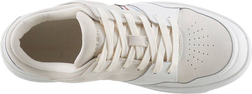 Tommy Hilfiger Plateausneakers SUEDE STRIPES BASKET LO met zijstrepen vrijetijdsschoen halfhoge schoen veterschoen