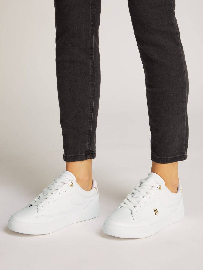 Tommy Hilfiger Plateausneakers ESSENTIAL CHIC COURT SNEAKER freizeitschoen veterschoen lage schoen met th-sieraad