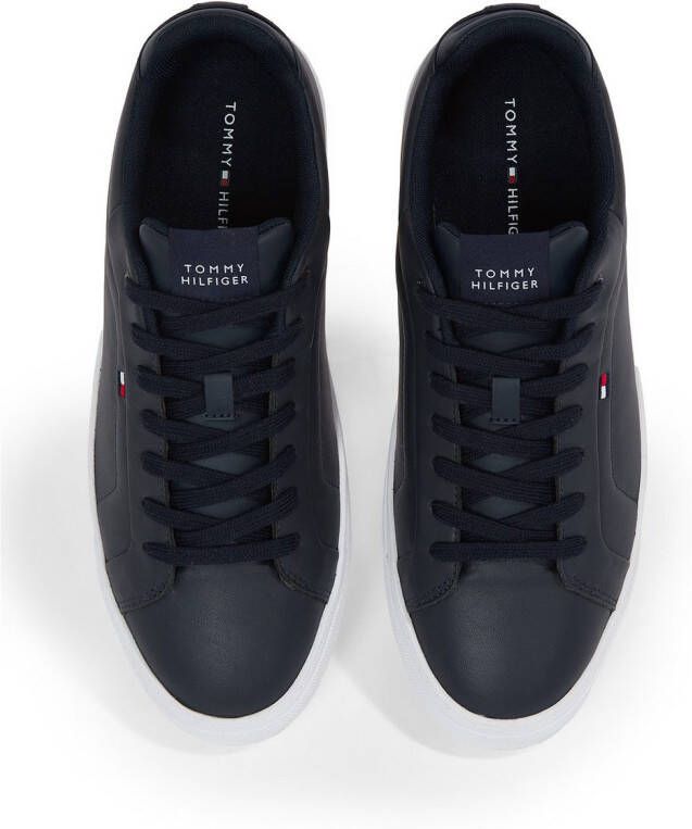 Tommy Hilfiger Plateausneakers ICON COURT LTH FLAG ESS vrijetijdsschoen lage schoen veterschoen met kleine logovlag