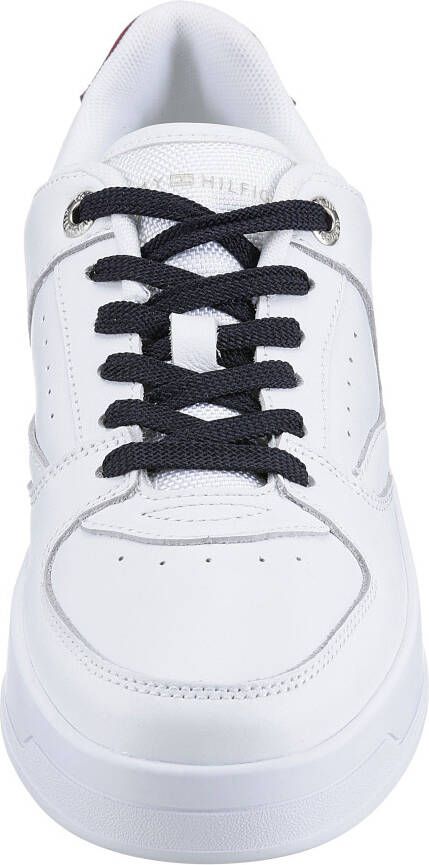 Tommy Hilfiger Plateausneakers LEATHER BASKET SNEAKER Logo-opdruk op de tong vrijetijdsschoen halfschoen veterschoen