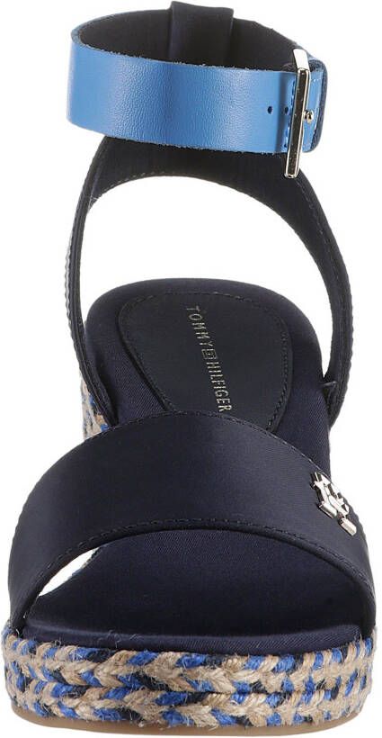 Tommy Hilfiger Sleehaksandaaltjes COLORFUL WEDGE SATIN SANDAL zomerschoen sandaal keilhak met verstelbare gesp