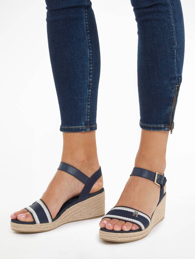 Tommy Hilfiger Sleehaksandaaltjes WEBBING WEDGE SANDAL zomerschoen sandaal keilhak met verstelbare gesp