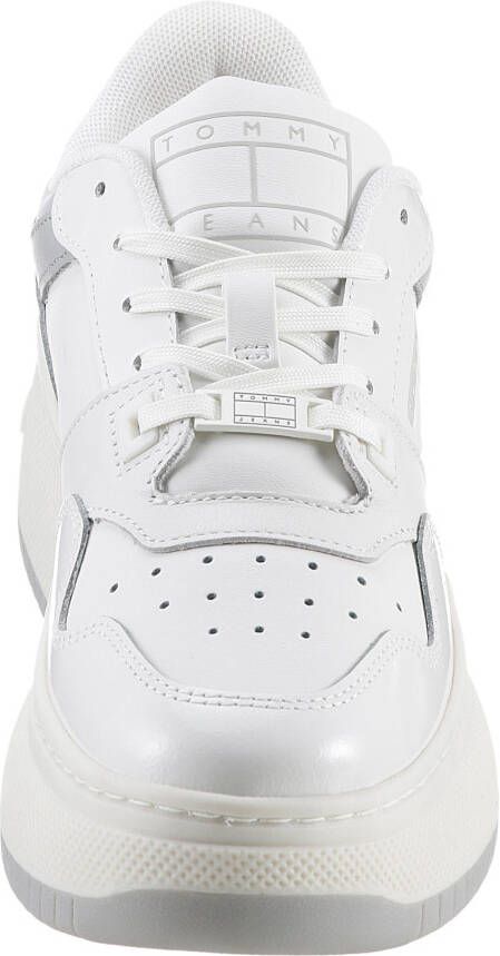 TOMMY JEANS Sneakers met sleehak TJW RETRO BASKET FLATFORM PATENT