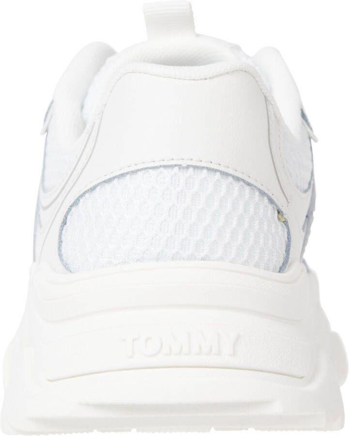 TOMMY JEANS Sneakers met sleehak TJW CHUNKY RUNNER met zilverkleurige details vrijetijdsschoen halfhoge schoen veterschoen