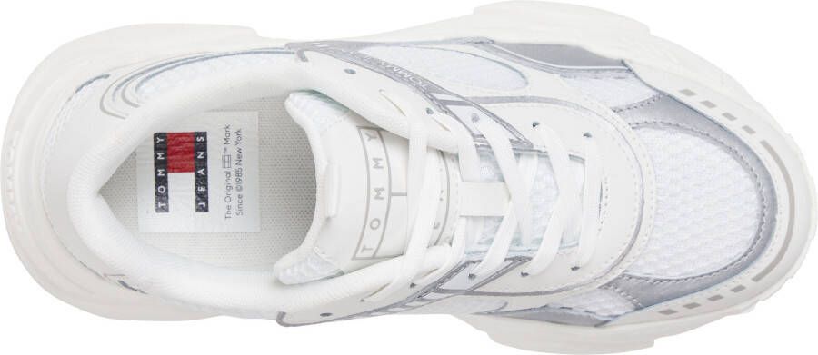 TOMMY JEANS Sneakers met sleehak TJW CHUNKY RUNNER met zilverkleurige details vrijetijdsschoen halfhoge schoen veterschoen