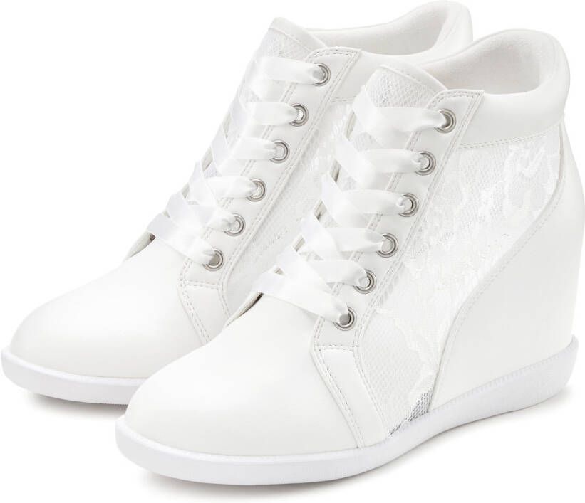 Lascana Sneakers Laarsjes Vrijetijdsschoen lage schoen met ingebouwde sleehak puntdetails